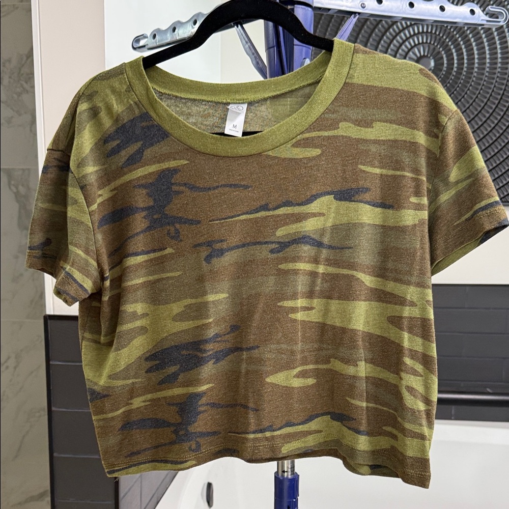 Alternative camo crop tee